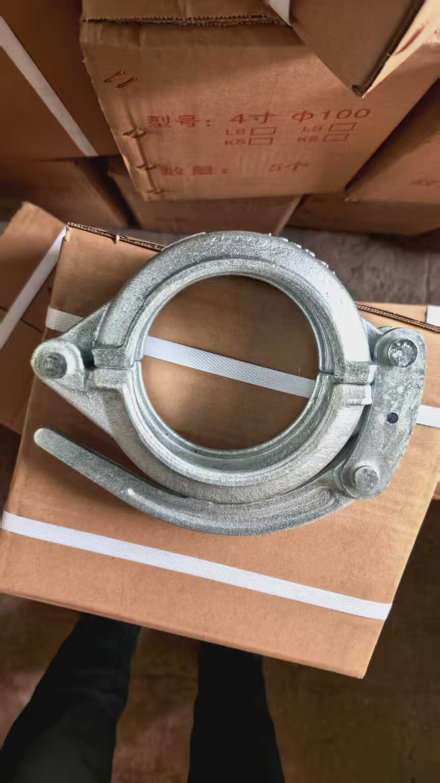 Cast steel pipe clamp for concrete pump parts